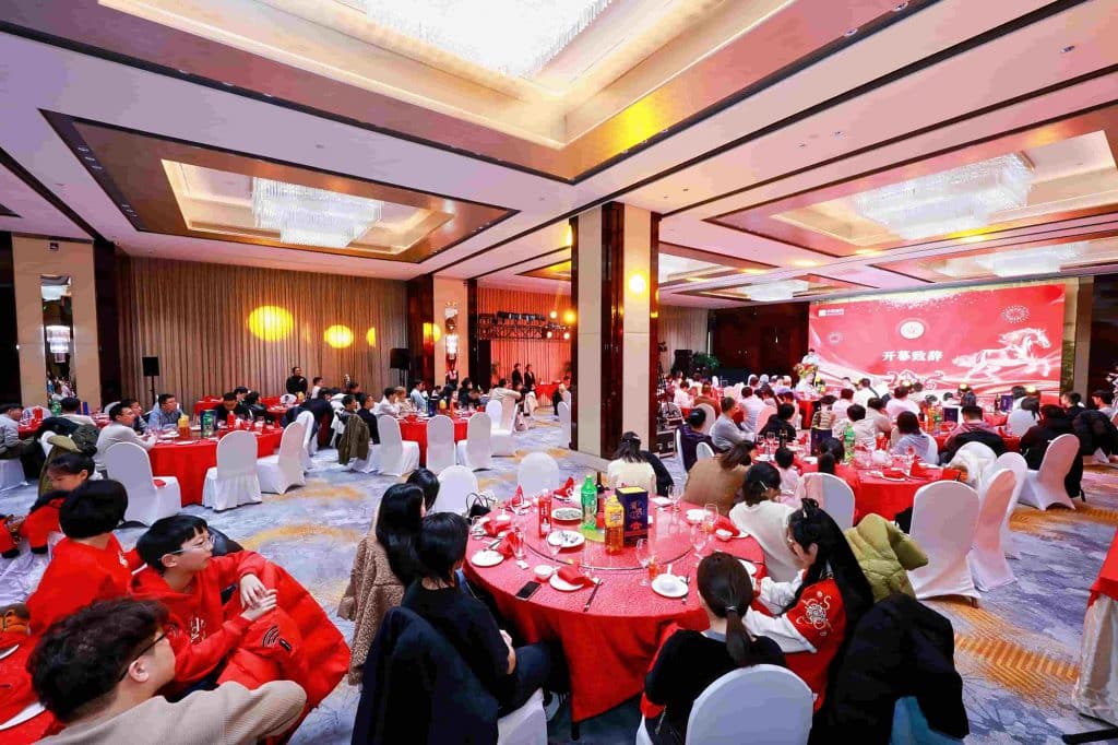 骏马奔腾赴新程，凝心聚力启华章插图