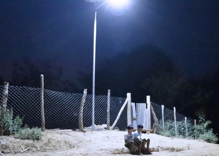 缅甸孩子在路灯下看书0608